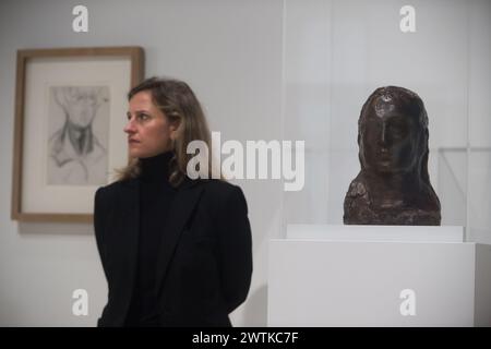 Malaga, Spagna. 18 marzo 2024. Un operaio si trova accanto a una scultura "Cabeza de mujer (Fernande)" di Pablo Picasso durante l'inaugurazione del "Pablo Picasso: Struttura dell'invenzione". The Unity of a Work” mostra al Museo Picasso di Malaga. La nuova collezione, che si terrà nel museo fino al 2027, mostra circa 150 opere dell'artista spagnolo Pablo Picasso (1881-1973) e 10 di esse saranno esposte per la prima volta nel paese. Credito: SOPA Images Limited/Alamy Live News Foto Stock