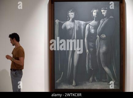 Malaga, Spagna. 18 marzo 2024. Un visitatore si trova accanto a un dipinto "Las tres gracias" di Pablo Picasso durante l'inaugurazione del "Pablo Picasso: Struttura dell'invenzione". The Unity of a Work” mostra al Museo Picasso di Malaga. La nuova collezione, che si terrà nel museo fino al 2027, mostra circa 150 opere dell'artista spagnolo Pablo Picasso (1881-1973) e 10 di esse saranno esposte per la prima volta nel paese. Credito: SOPA Images Limited/Alamy Live News Foto Stock