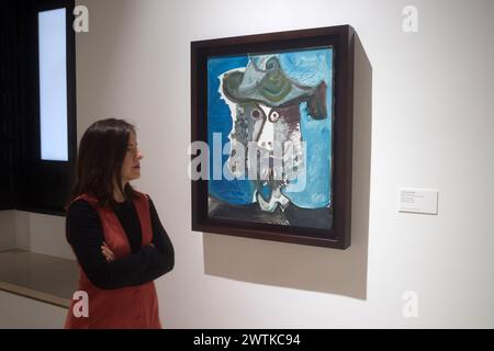 Malaga, Spagna. 18 marzo 2024. Si vede un visitatore che guarda un dipinto "Cabeza de hombre" di Pablo Picasso durante l'inaugurazione del "Pablo Picasso: Struttura dell'invenzione". The Unity of a Work” mostra al Museo Picasso di Malaga. La nuova collezione, che si terrà nel museo fino al 2027, mostra circa 150 opere dell'artista spagnolo Pablo Picasso (1881-1973) e 10 di esse saranno esposte per la prima volta nel paese. Credito: SOPA Images Limited/Alamy Live News Foto Stock