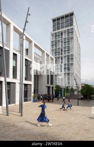 Guardando attraverso l'area pedonale fuori dalla scuola di St Marys. Battersea Exchange and St Mary's RC Primary School, Londra, Regno Unito. Architetto: Foto Stock