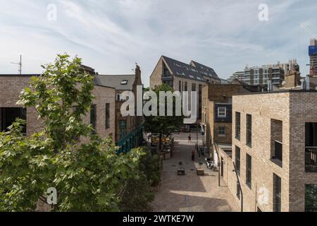 Si affaccia su St. Josephs Street dalla terrazza della scuola di St. Marys. Battersea Exchange and St Mary's RC Primary School, Londra, Regno Unito. Architetto: Feilde Foto Stock