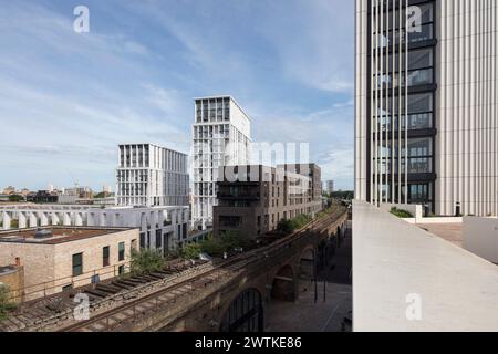 Guardando in basso il binario ferroviario che conduce dalla stazione ferroviaria di Battersea Park e attraversa il centro dello sviluppo. Battersea Exchange Foto Stock