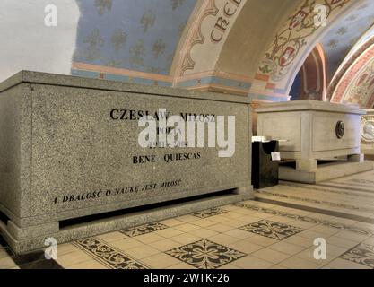 Czeslaw Milosz, tomba, cripta dei distinti a Skalka, San Michele Arcangelo e San Stanislao Vescovo e Basilica dei Martiri, Cracovia, Foto Stock