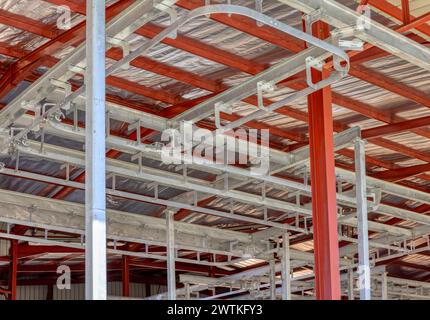 magazzino industriale con tetto a soffitto isolato, vista interna con travi in acciaio isolate dal calore Foto Stock