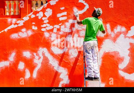 Città del Capo, Sud Africa, 9 febbraio 2018: Un lavoratore sta riparando il muro di una casa di riferimento nel quartiere Bo-Kaap di città del Capo, Sud Africa Foto Stock