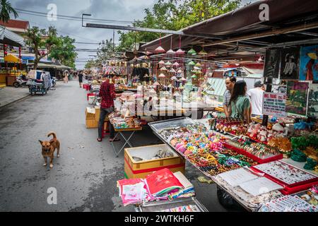 Hoi An, Vietnam, 20 novembre 2022: Grande mercato di strada nella città di Hoi An, Vietnam Foto Stock