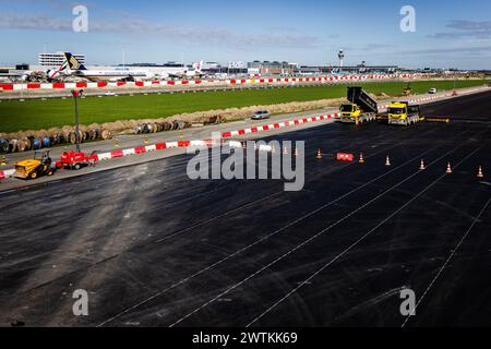 AMSTERDAM - lavori sulla pista di Schiphol Kaagbaan, chiusa per importanti lavori di manutenzione. La Kaagbaan è una delle piste più utilizzate a Schiphol. Poiché rimane chiusa, altri aerei devono volare da e per Schiphol attraverso le piste rimanenti. Il rumore sta aumentando nelle aree sotto le rotte di avvicinamento per tali piste. ANP JEFFREY GROENEWEG netherlands Out - belgio Out Foto Stock