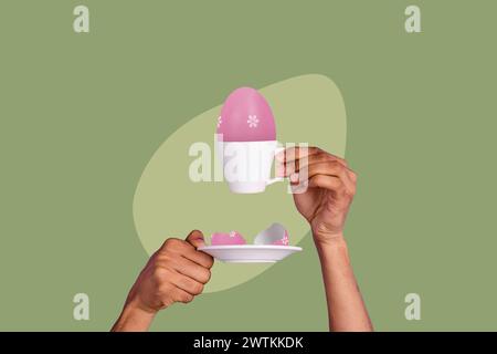 Poster creativo collage di mani tenere in mano tè tazza caffè uovo bevanda concetto di pasqua strano freak bizzarro insolita fantasia cartellone Foto Stock