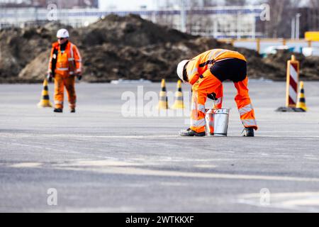 AMSTERDAM - lavori sulla pista di Schiphol Kaagbaan, chiusa per importanti lavori di manutenzione. La Kaagbaan è una delle piste più utilizzate a Schiphol. Poiché rimane chiusa, altri aerei devono volare da e per Schiphol attraverso le piste rimanenti. Il rumore sta aumentando nelle aree sotto le rotte di avvicinamento per tali piste. ANP JEFFREY GROENEWEG netherlands Out - belgio Out Foto Stock