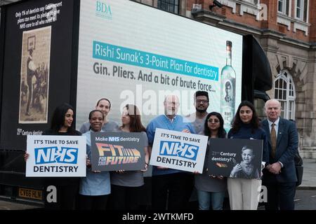 Londra, Regno Unito. 18 marzo 2024. Un gruppo di dentisti si riunisce a Whitehall per esprimere le loro preoccupazioni sullo stato delle cure dentistiche del sistema sanitario nazionale. La protesta, organizzata da professionisti dentali, mira a far luce sulle gravi sfide che il settore deve affrontare. I partecipanti devono condividere storie strazianti di pazienti costretti a eseguire autoestrazioni a causa della mancanza di servizi odontoiatrici accessibili. La dimostrazione cerca di sollecitare l'azione del governo per riforme sostanziali volte a migliorare l'assistenza dentale del sistema sanitario nazionale. (Foto di Joao Daniel Pereira/Sipa USA) credito: SIPA USA/Alamy Live News Foto Stock