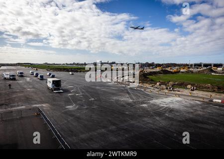 AMSTERDAM - lavori sulla pista di Schiphol Kaagbaan, chiusa per importanti lavori di manutenzione. La Kaagbaan è una delle piste più utilizzate a Schiphol. Poiché rimane chiusa, altri aerei devono volare da e per Schiphol attraverso le piste rimanenti. Il rumore sta aumentando nelle aree sotto le rotte di avvicinamento per tali piste. ANP JEFFREY GROENEWEG netherlands Out - belgio Out Foto Stock