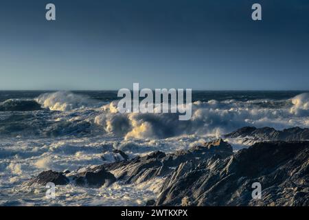 Meteo nel Regno Unito. Mari selvaggi in una giornata tempestosa sulla costa selvaggia di Towan Head a Newquay in Cornovaglia in Inghilterra nel Regno Unito. Foto Stock