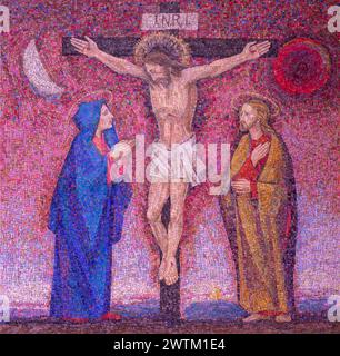 MILANO, ITALIA - 8 MARZO 2024: Il mosaico della Crocifissione nella chiesa di Santi quattro Evangelisti di Italo Persson e Silvio Consadori Foto Stock