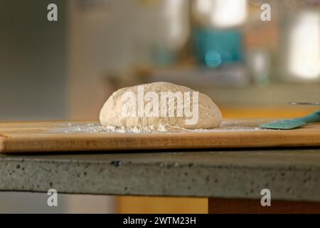 Una fotografia dell'impasto per il pane che si prepara a cuocere Foto Stock