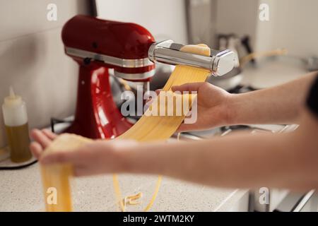 Pasta fresca fatta in casa stendere in cucina Foto Stock