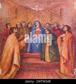 MILANO, ITALIA - 8 MARZO 2024: Il mosaico di Pentecoste nella chiesa di Santi quattro Evangelisti di Italo Persson e Silvio Consadori Foto Stock
