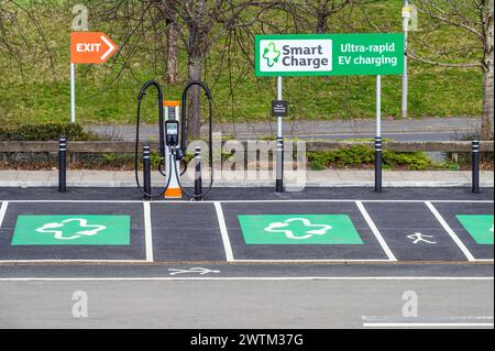 Stazione di ricarica Smart Charge Ultra Rapid EV da 150 kW presso il supermercato Sainsbury's, Glasgow, Scozia, Regno Unito, Europa Foto Stock