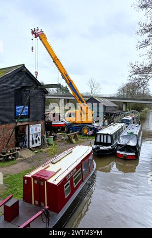 Il Parvis Wharf Boatyard con una grande gru di sollevamento sul canale di navigazione del fiume Wey West Byfleet Surrey Inghilterra Regno Unito Foto Stock