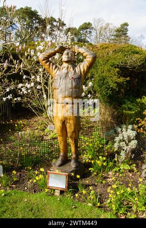 La scultura Lookout di Nigel Sardeson al Petwood Hotel, ex mensa degli ufficiali della RAF 617 Dambusters Sqn. Centro benessere Woodhall Spa Foto Stock