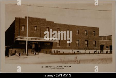 Stampa Gelatin Silver - Vista dello Chateau Malartic Hotel, Malartic, Quebec, 1946-1948 Foto Stock