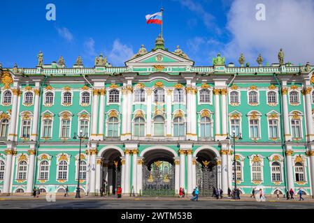 ST. PIETROBURGO, RUSSIA - 2 APRILE 2023: L'edificio del Palazzo d'Inverno (Hermitage) in primo piano. St Pietroburgo Foto Stock