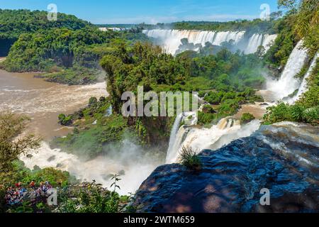 Paesaggio grandangolare delle cascate dell'Iguazú, Argentina. Foto Stock