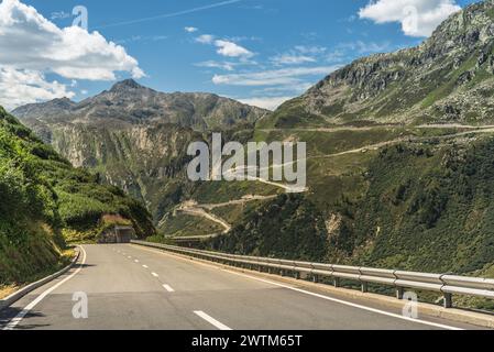 Strada del passo Furka, sullo sfondo i serpenti della strada del passo Grimsel, Obergoms, Valle del Rodano, Canton Vallese, Svizzera Foto Stock