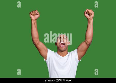 Close up foto sano forte la pelle scura ha di lui il suo macho testa calva bocca aperta yell con tutti i messaggi vocali partita di calcio le mani a braccia alzate indossando white t Foto Stock