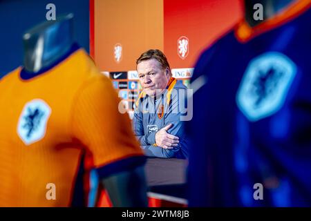 ZEIST, Paesi Bassi. 18 marzo 2024. Football, KNVB Campus, stagione 2023/2024, Persconference Ronald Koeman credito: Pro Shots/Alamy Live News Foto Stock