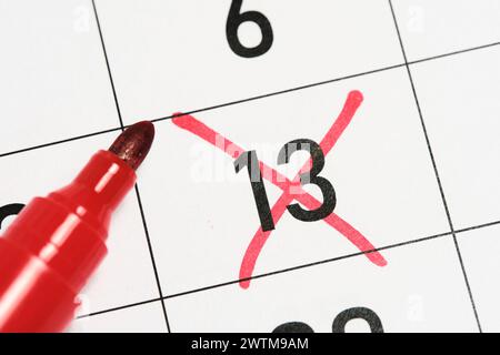 il tredicesimo giorno del calendario è contrassegnato da un contrassegno rosso Foto Stock