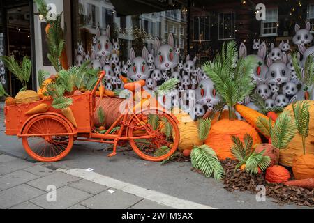 Londra, Regno Unito. 18 marzo 2024. L'esterno dei vini Hedonism a Mayfair, che ha ricevuto un restyling per Pasqua, completo di coniglietti pasquali e carote. Il negozio è rinomato per le sue decorazioni stagionali. Crediti: Stephen Chung / Alamy Live News Foto Stock