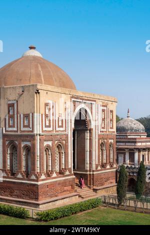 India, Delhi, Mehrauli, Qutb Komplex, Alai Darwaza, Rechts danenben das Grabmal von Imam Zamin Foto Stock