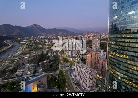 Splendida vista aerea notturna della città di Santiago del Cile, con edifici illuminati, il fiume Mopocho Foto Stock