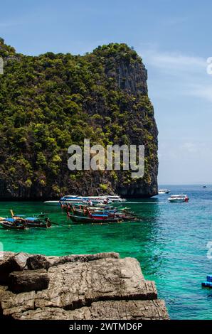 Maya Bay - splendida spiaggia sull'isola di Phi Phi - Tailandia, marzo 2024 Foto Stock
