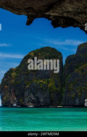 Maya Bay - splendida spiaggia sull'isola di Phi Phi - Tailandia, marzo 2024 Foto Stock