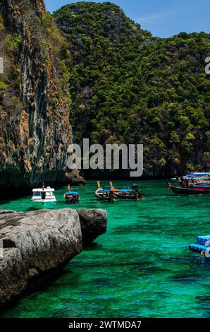 Maya Bay - splendida spiaggia sull'isola di Phi Phi - Tailandia, marzo 2024 Foto Stock