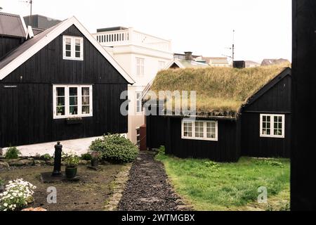 Bella strada di Torshvan nelle Isole Faroe con case nere e erba sui tetti - Streymoy, Isole Faroe Foto Stock