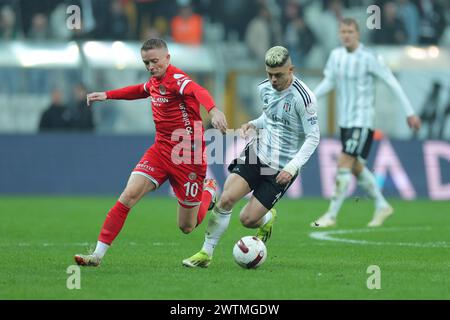 Istanbul, Turchia. 16 marzo 2024. Istanbul, Turchia, 16 marzo 2024: Sam Andreas Larsson (10 Antalyaspor) e Milot Rashica (11 Besiktas) durante la partita di calcio turca di Super League tra Besiktas e Bitexen Antalyaspor allo stadio Tupras, Turchia. (/SPP) credito: SPP Sport Press Photo. /Alamy Live News Foto Stock