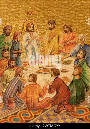 MILANO, ITALIA - 4 MARZO 2024: Il mosaico dell'ultima cena nella chiesa di San Agostino dell'artista Kullo. Foto Stock