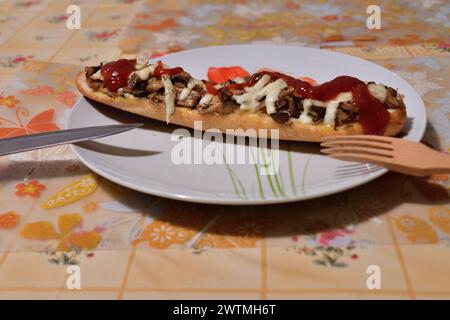 Tradizionale polacco il fast food Pancake fatti in casa con il salame e i pomodori Foto Stock