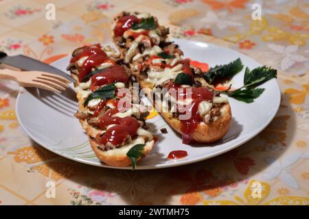 In casa tradizionale pancake con funghi salame di pomodoro e ketchup Foto Stock