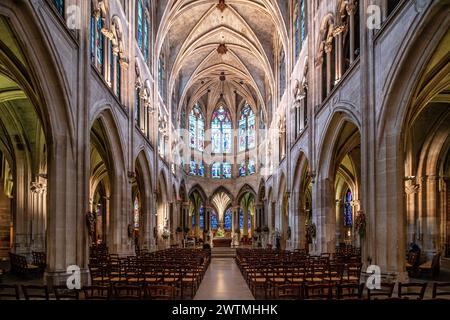 Ambiente tranquillo all'interno della chiesa di Saint Severin a Parigi con luce serale che filtra attraverso vetrate colorate. Foto Stock