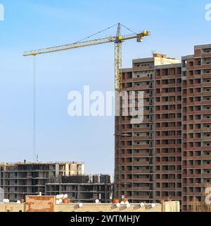 Gru. Costruzione di un edificio residenziale a più piani. Foto Stock