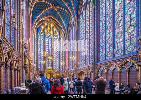 I turisti ammirano le splendide vetrate colorate della Sainte Chapelle. Foto Stock