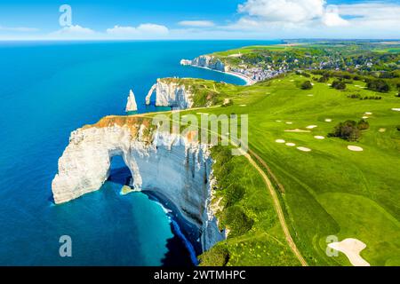 Il pittoresco paesaggio panoramico sulle Scogliere di Etretat. Natural affascinanti scogliere. Etretat, Normandia, Francia Foto Stock