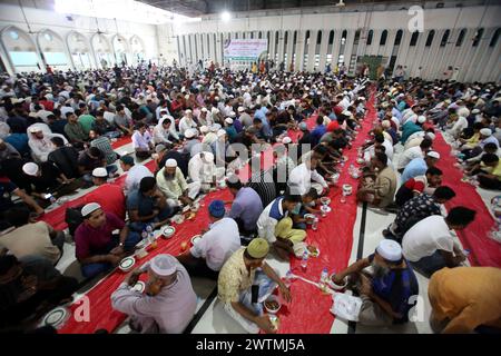 Dhaka, Wari, Bangladesh. 18 marzo 2024. I devoti musulmani sono seduti insieme prima di rompere il digiuno durante il mese Santo del Ramadan alla Moschea Nazionale Baitul Mukarram a Dacca, Bangladesh, il 18 marzo 2024. (Credit Image: © Habibur Rahman/ZUMA Press Wire) SOLO PER USO EDITORIALE! Non per USO commerciale! Foto Stock