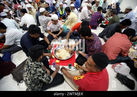 Dhaka, Wari, Bangladesh. 18 marzo 2024. I devoti musulmani sono seduti insieme prima di rompere il digiuno durante il mese Santo del Ramadan alla Moschea Nazionale Baitul Mukarram a Dacca, Bangladesh, il 18 marzo 2024. (Credit Image: © Habibur Rahman/ZUMA Press Wire) SOLO PER USO EDITORIALE! Non per USO commerciale! Foto Stock