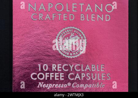 10 capsule di caffè riciclabili compatibili con Nespresso - dettaglio sulla confezione di capsule di caffè Caffe Nero Napoletano Coffee Blend Coffee cialde Foto Stock