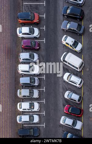 ampio parcheggio per auto di fronte a un edificio residenziale a più piani con vista dall'alto Foto Stock