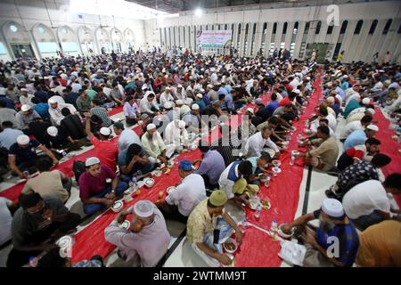 Dhaka, Wari, Bangladesh. 18 marzo 2024. I devoti musulmani sono seduti insieme prima di rompere il digiuno durante il mese Santo del Ramadan alla Moschea Nazionale Baitul Mukarram a Dacca, Bangladesh. (Credit Image: © Habibur Rahman/ZUMA Press Wire) SOLO PER USO EDITORIALE! Non per USO commerciale! Foto Stock